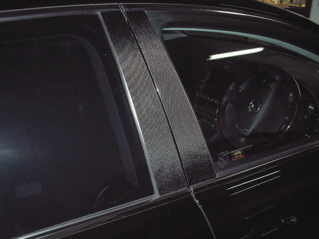 レクサスGS４５０h カーボンピラーだよ!!写真には写っていないけどリヤドアにあるウィンドピラーもカーボンだよ!!